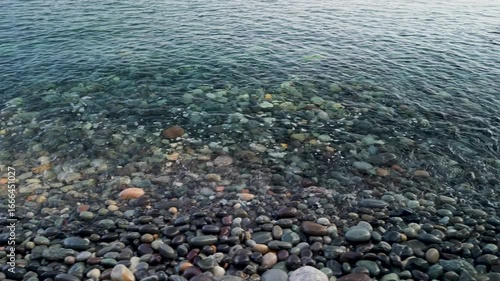 翡翠が拾える糸魚川市の親不知・子不知海岸は透明度抜群