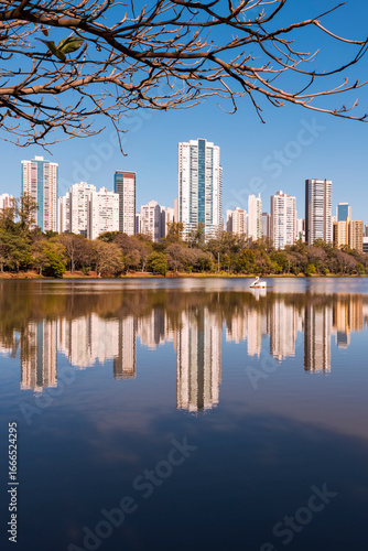 Fotografía Urban view of the city of Londrina, Brazil, with a lake in the foreground, a strip of vegetation in the middle, and residential skyscrapers in the background