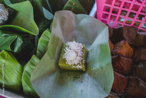 Coconut-sprinkled steamed khanom piap pun
