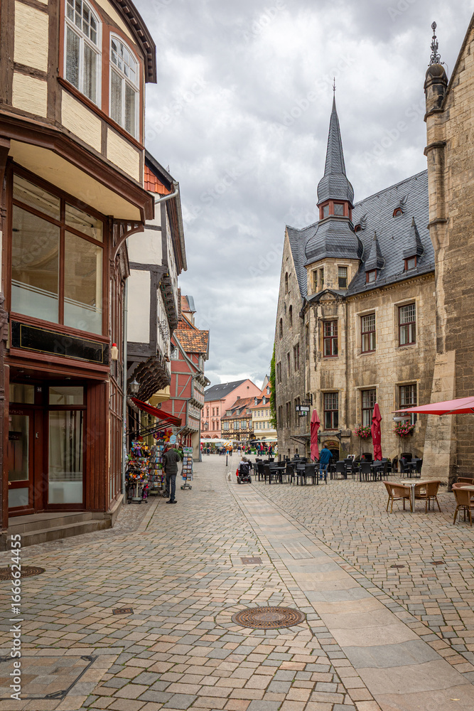 Obraz premium Street photo in Quedlinburg, a German town located north of the Harz mountains in the Harz district. The town's historic center is a World Heritage Site.