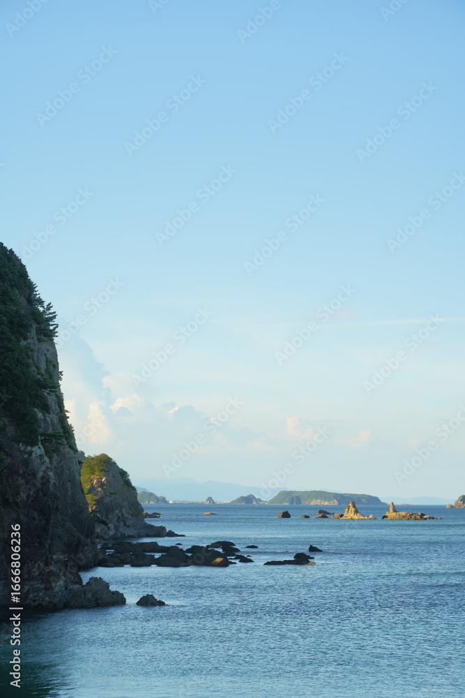Naklejka premium 海岸から見る海
