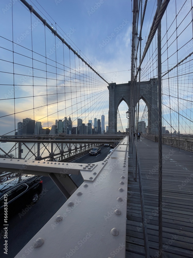 Fototapeta premium Sunset Walk Across the Brooklyn Bridge