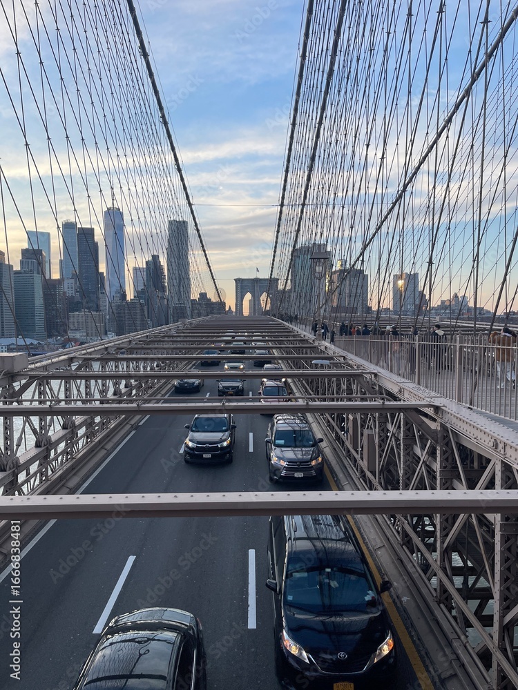 Obraz premium Evening Traffic on the Brooklyn Bridge