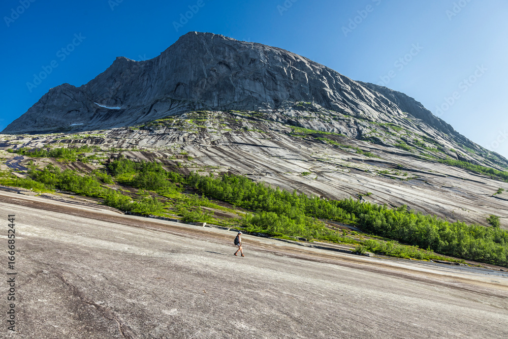 Fototapeta premium Granitplatte Verdensvaet bei Narvik in Nordland, Norwegen