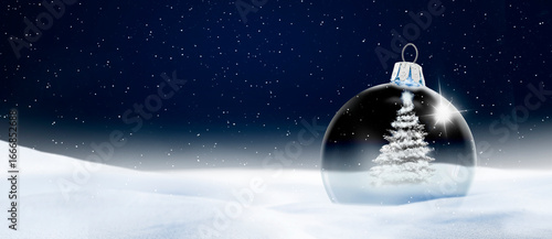 Weihnachtliche Stimmung mit einer Gläsernen Weihnachtskugel im Schnee