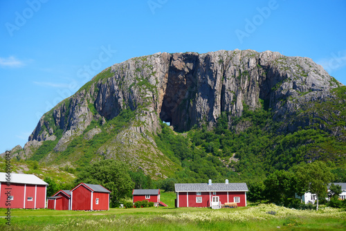 Blick auf den Berg Torghatten in der Nähe von  Brønnøysund in Norwegen