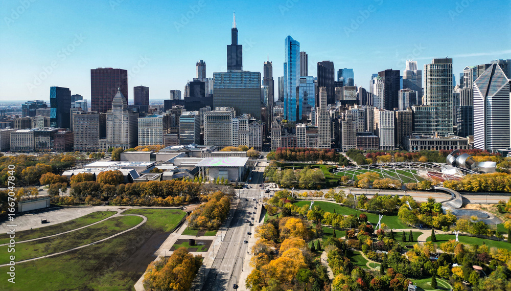 Obraz premium Autumn city park landscape. Cityscape with fall city park. Chicago cityscape skyline architecture. Skyscraper and landscape. Chicago cityscape. Skyscraper view. Chicago downtown city park and skyline