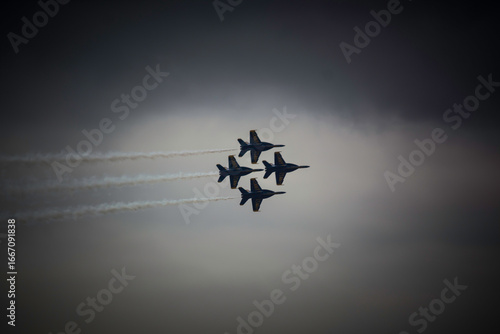 Foto Four 4 US Navy F/A-18  Super Hornet fighter attack jets flying in formation agai