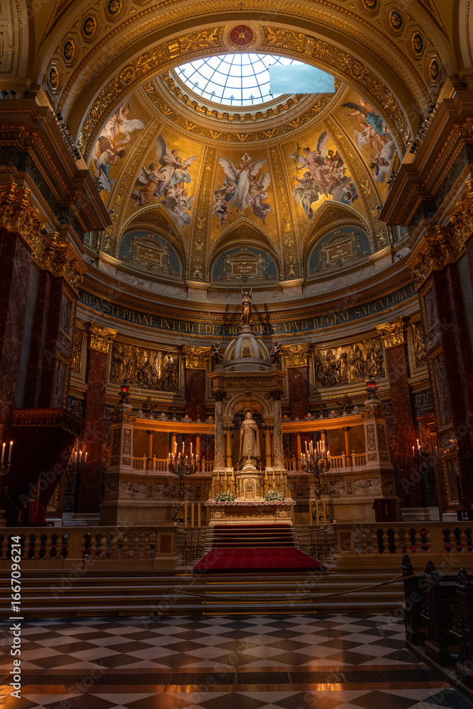 Fototapeta premium St. Stephen Basilica Altar in Budapest 