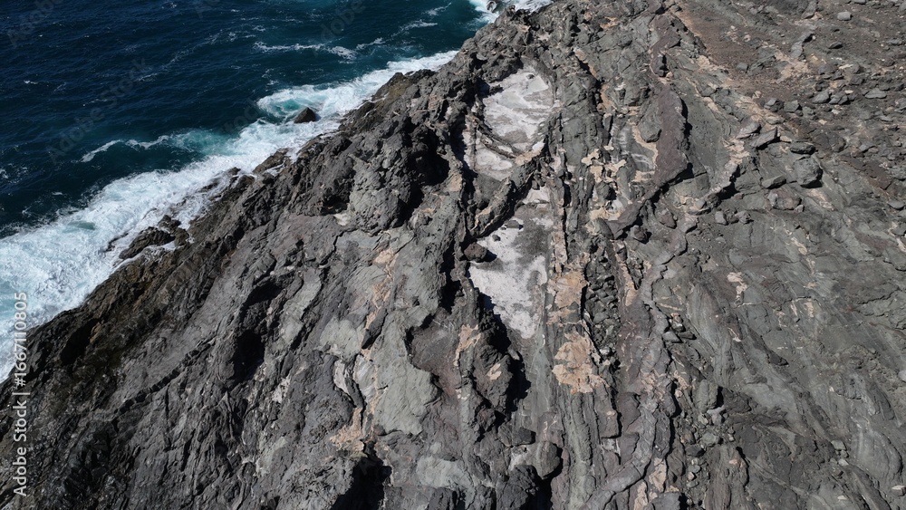 Obraz premium the ocean hitting the cliffs