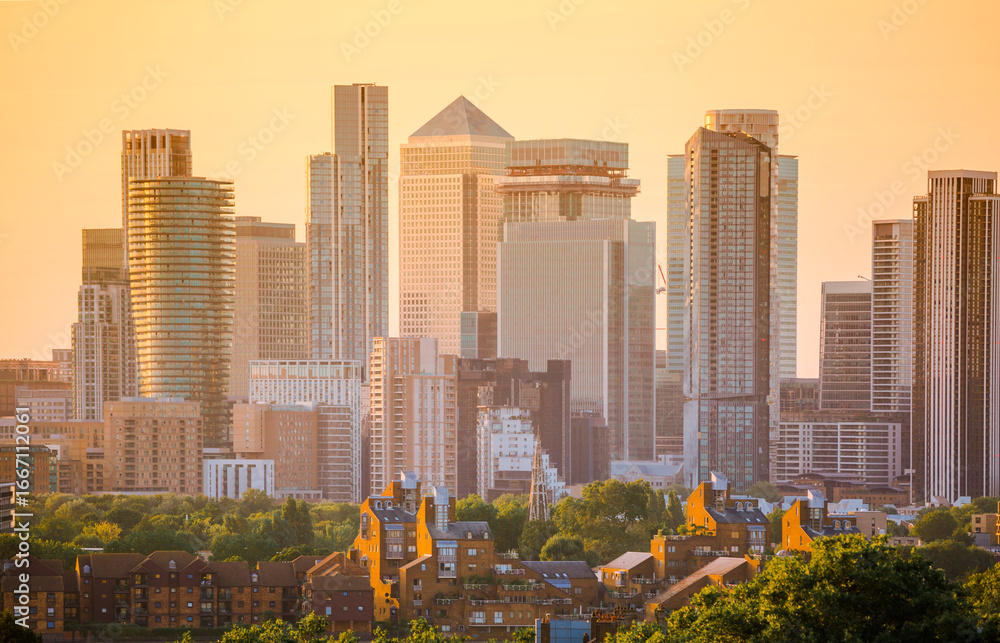 Obraz premium Canary Wharf, financial and business downtown in London at sunset, view from the Greenwich hill.