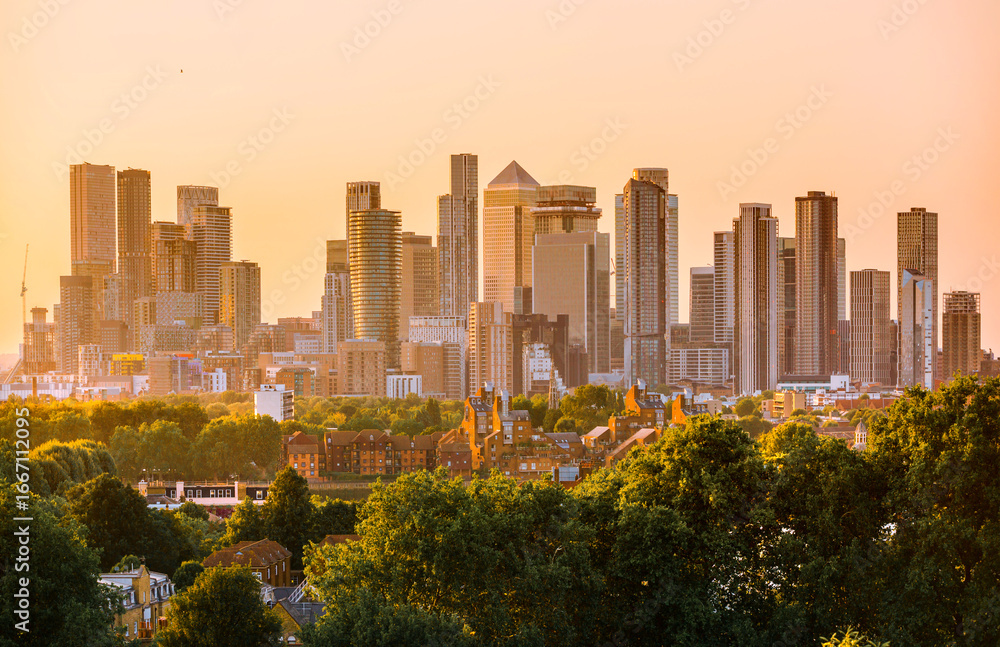 Fototapeta premium Canary Wharf, financial and business downtown in London at sunset, view from the Greenwich hill.