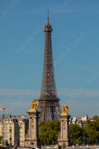 les statues du Pont Alexandre-III avec la Tour Eiffel en arrière plan en France
