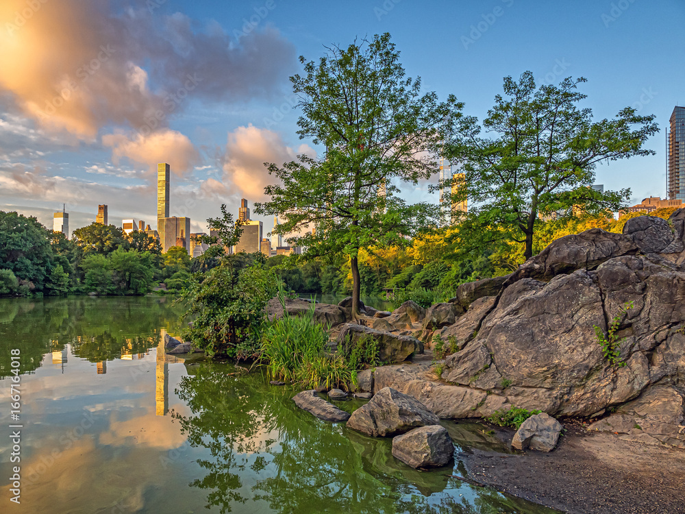 Fototapeta premium Central Park, New York City at the lake