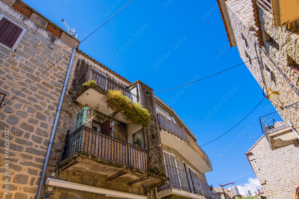 Fototapeta premium Dans les rues de Porto-Vecchio en Corse du Sud en France