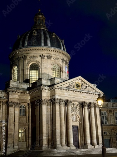 Veduta notturna del Institut de France, maestoso edificio sormontato da una cupola in stile barocco, sede delle 5 accademie culturali di Francia.