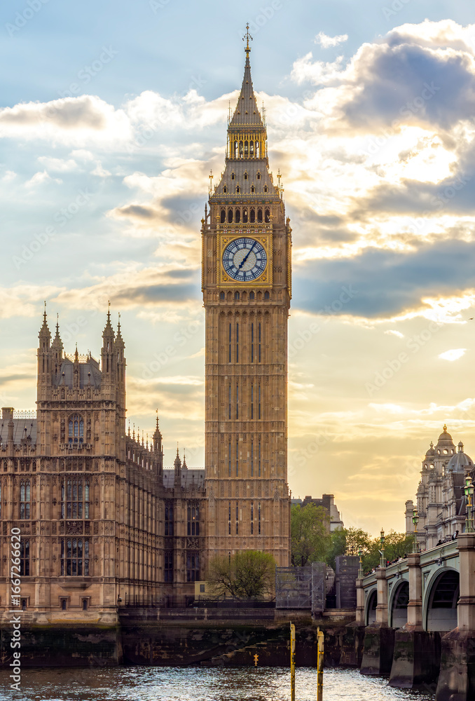 Obraz premium Houses of Parliament with Big Ben tower and Westminster bridge at sunset, London, UK