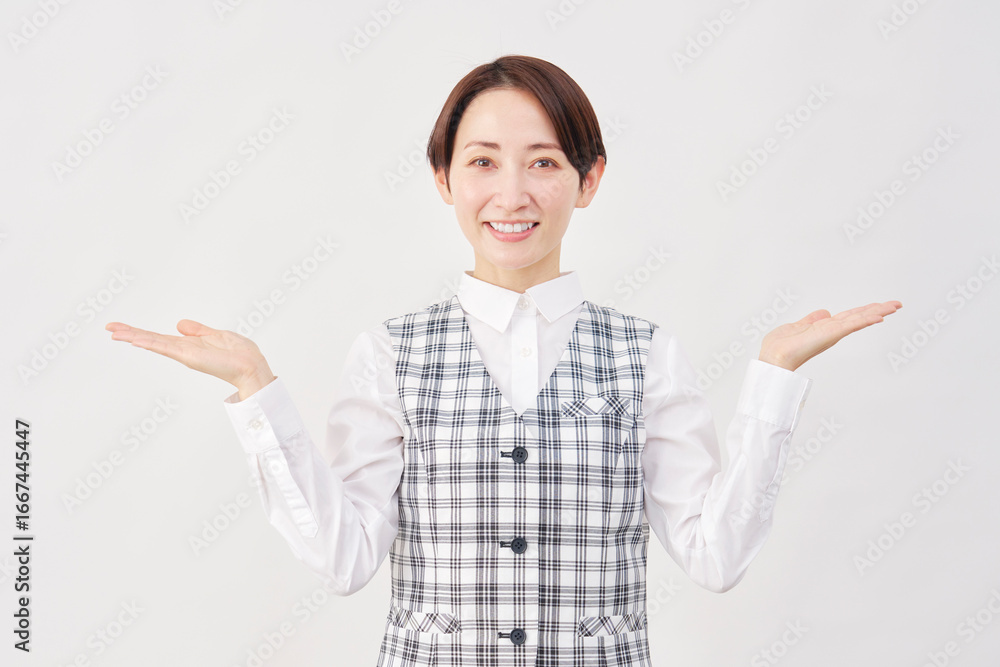 女性 事務員 手のひらで左右を指す 白背景 女性 事務員 手のひらで左右を指す 白背景