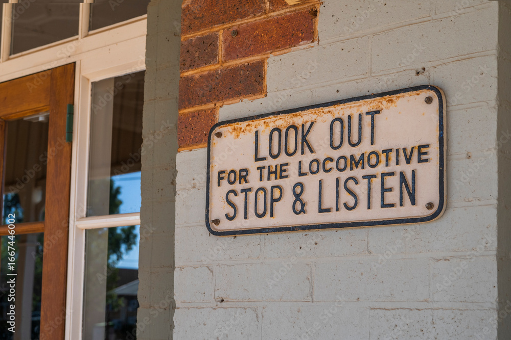 Obraz premium A weathered sign on a brick wall reads 