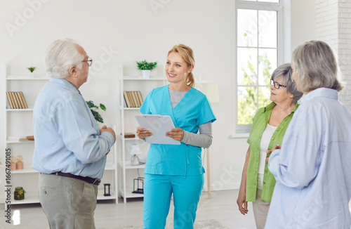 Fotografia Doctor or caregiver leading a group meeting and talking with group of senior patients in nursing home