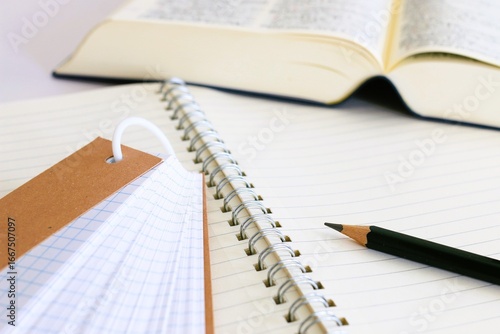 教育イメージ　テスト勉強　ノートと辞典と単語帳