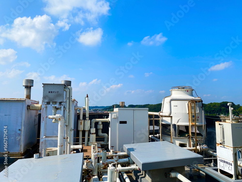 ビルの屋上でインフラ設備