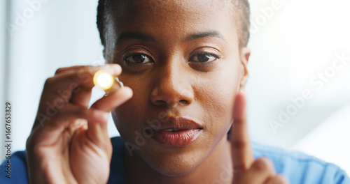 Fotografía Woman, nurse and light for eye test, medical response or pupil for brain assessment