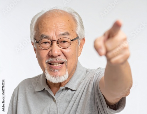 怒りながら指を指して文句を言うメガネの老人