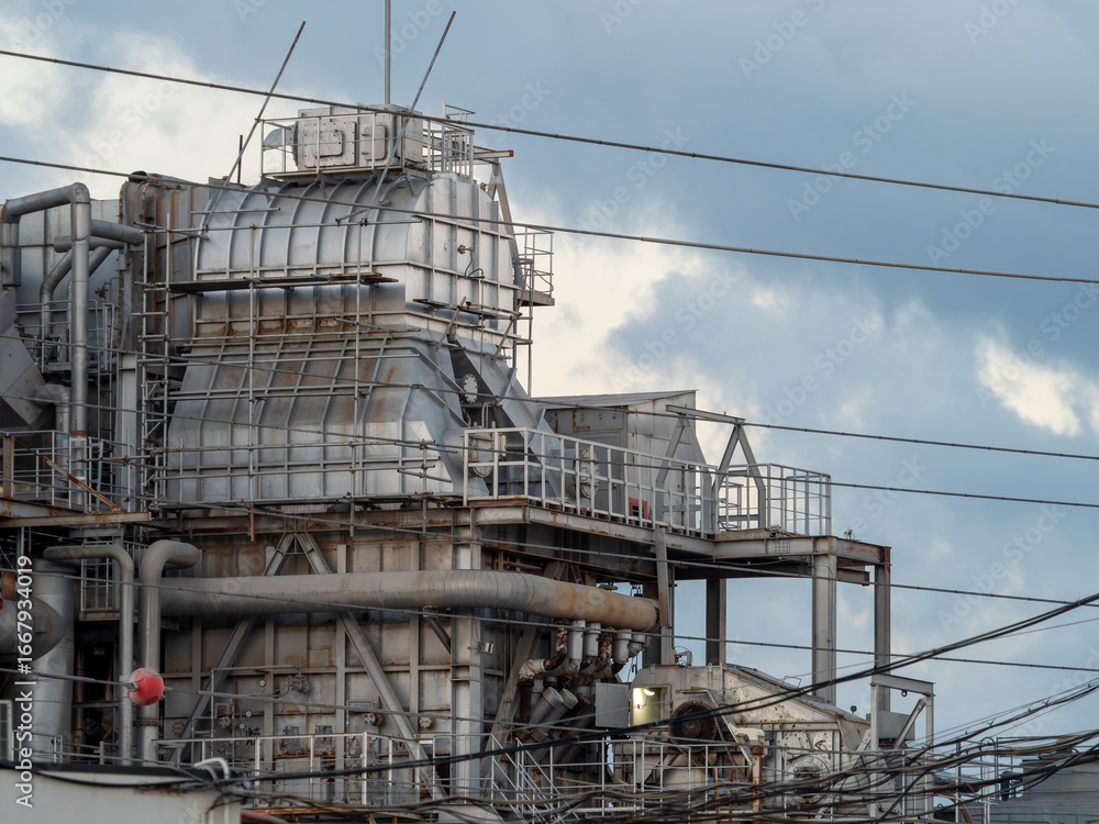 Obraz premium 配管が取り巻く工場の風景