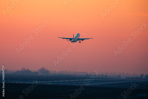 Foto Traffic at airport at golden sunset