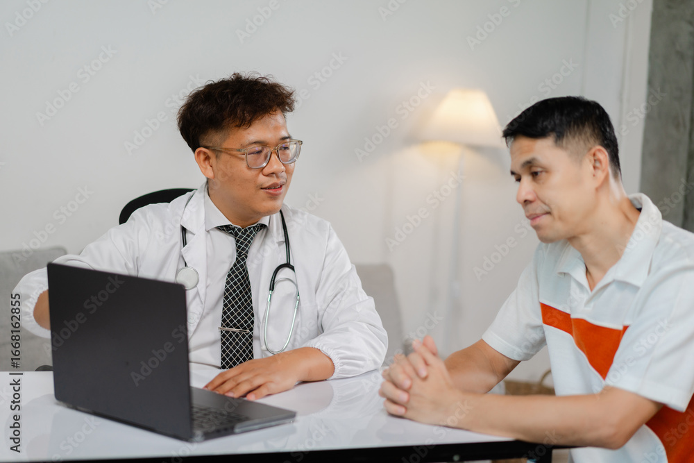 Obraz premium Professional doctor consulting with patient in modern office setting, discussing health concerns and treatment options to promote wellness and understanding