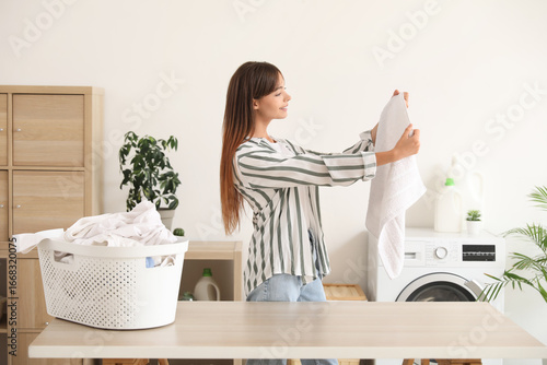 Young woman with clean towe...