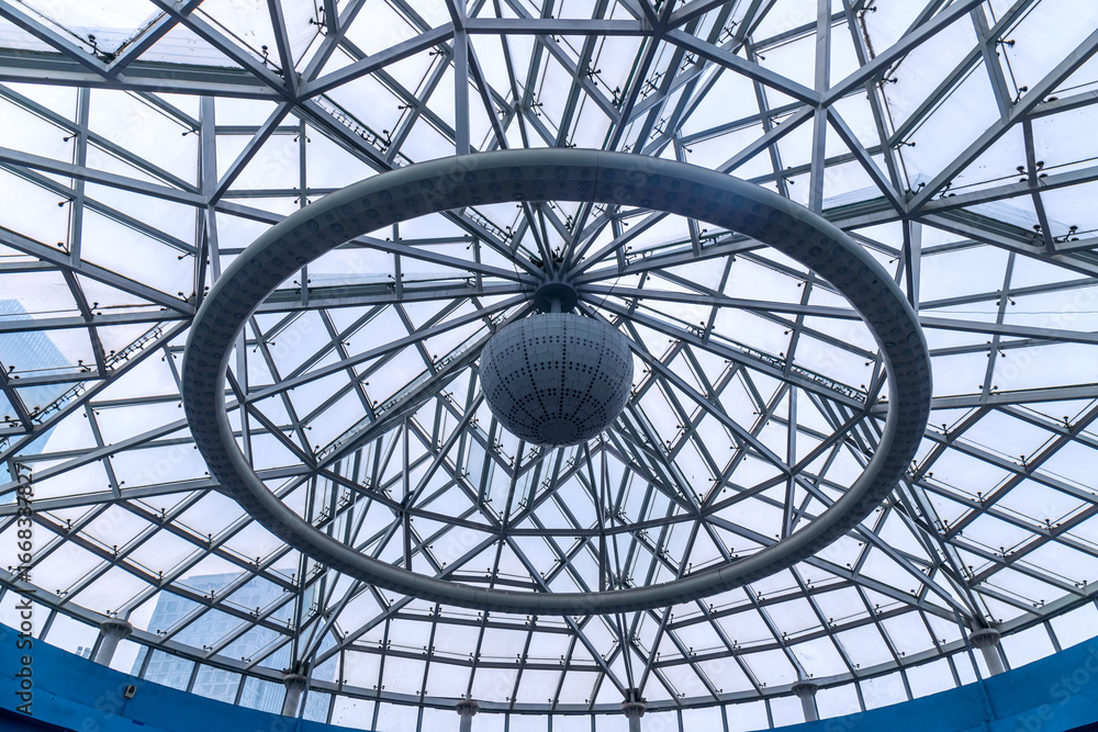 Fototapeta premium Circular lighting fixtures on the indoor ceiling