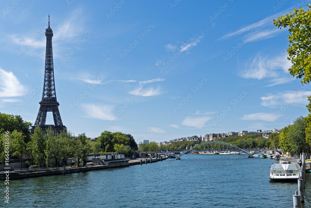 Naklejka premium Die Seine in Paris mit Blick auf den Eiffelturm