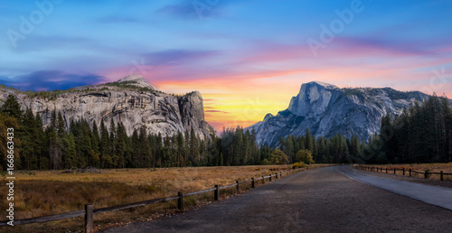 Photography Yosemite valley nation park during sunset view from tunnel view on twilight time