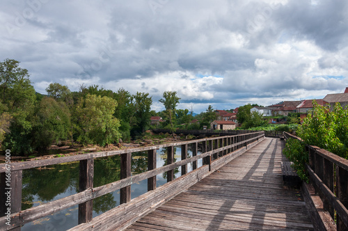 Puente de madera junto a río