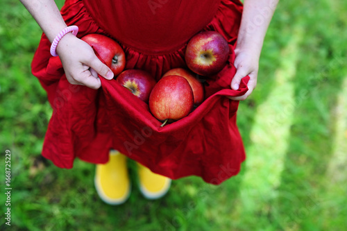 Kid girl with apples