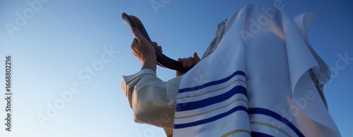 Foto Jewish man blowing the Shofar horn of Rosh Hashanah - New Year.