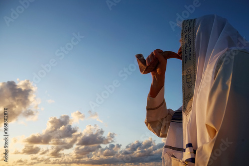 Bild auf Leinwand Jewish man blowing the Shofar horn of Rosh Hashanah. New Year.