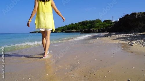 沖縄の海辺の女性