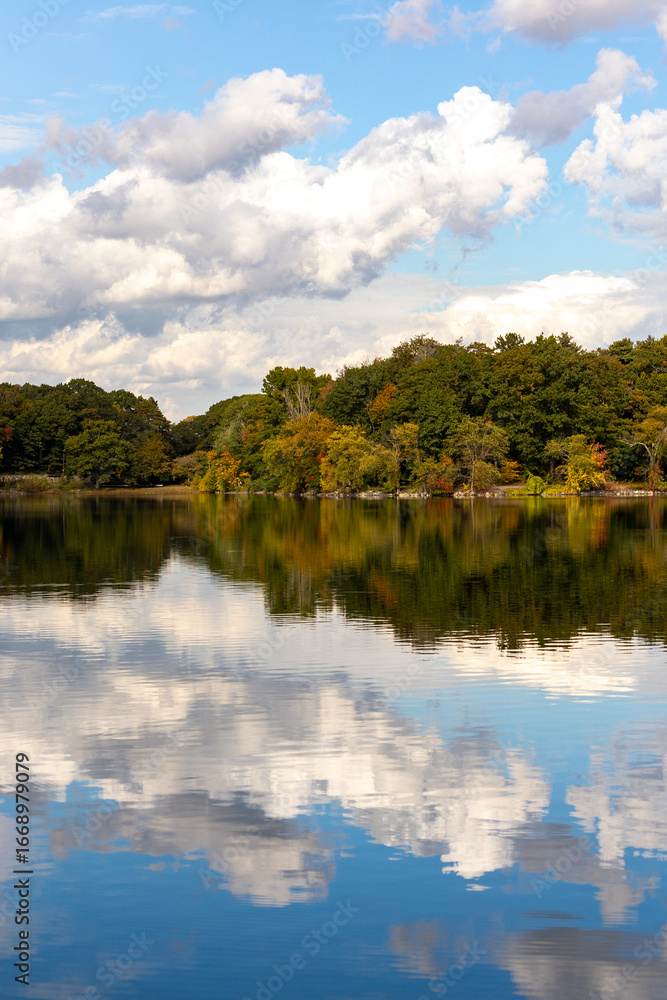 Obraz premium Scenic Lake with Autumn Trees and Reflections 
