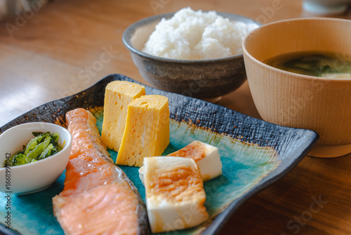 Japanese breakfast / 焼き鮭と卵焼きの朝食