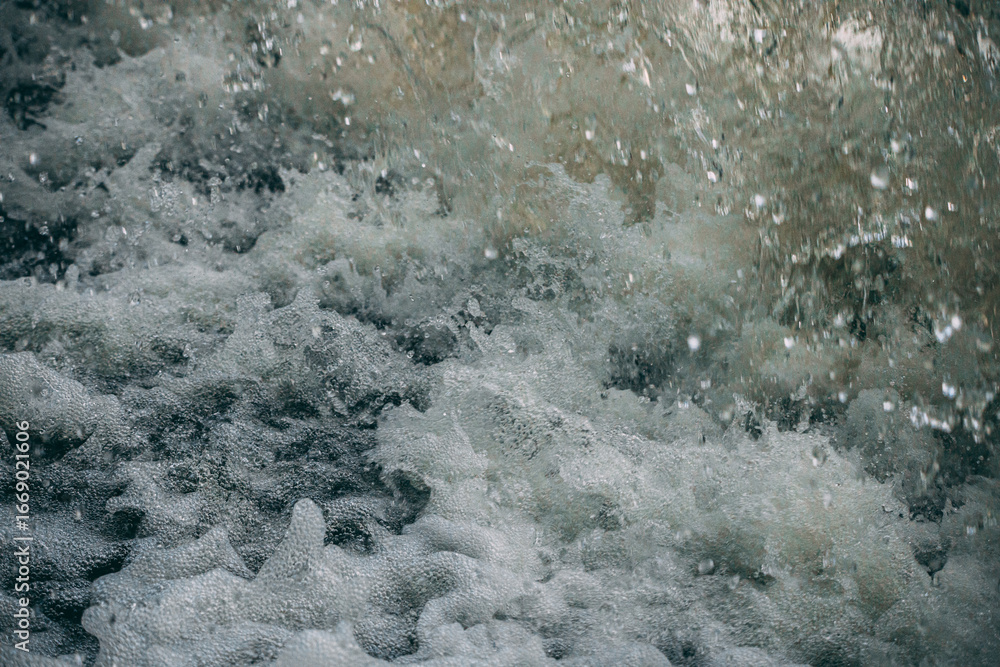 Obraz premium A detailed close-up of foamy, bubbling water in motion, capturing texture, turbulence, and natural energy.