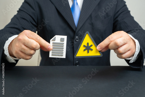 Foto The businessman points out hidden terms in the contract