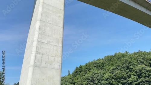 コンクリートの橋を見上げて