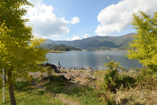 湖でヒトが釣りをしている風景
