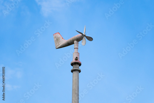 Foto 青空に映える風向風速計のクローズアップ写真