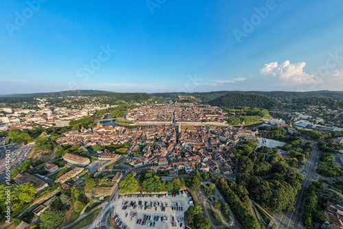 Vue en drone de la ville de Besançon avec le quartier Battant au premier plan au couche du soleil. 