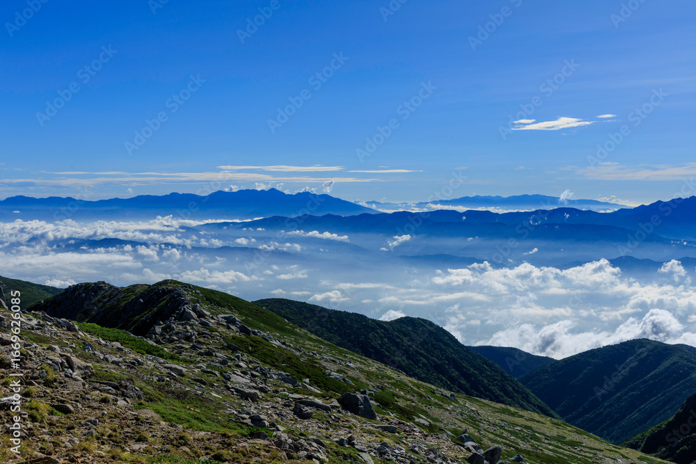 Obraz premium 木曽駒ヶ岳の登山道と美しい青空と雲海の絶景