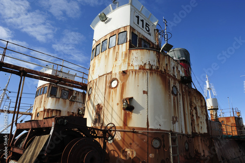 Bateau rouillé, vieux bateau avec rouille